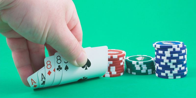 Cách chơi Poker cơ bản gồm một bàn chơi Poker