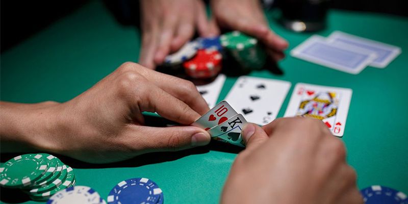 Cách chơi poker 2 lá bằng cách lấy mạnh chọi mạnh