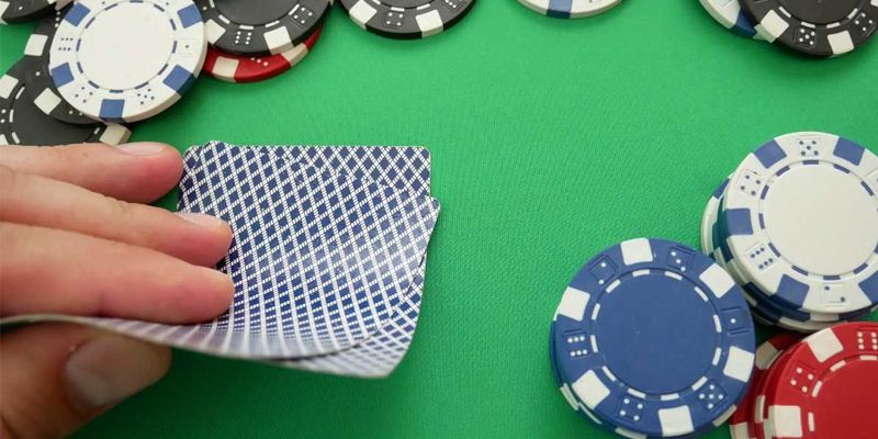 Cách chơi poker giỏi: Thay đổi khoảng bài tố mẹo